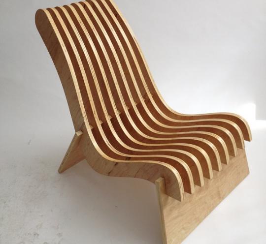 Стильное деревянное кресло для отдыха
