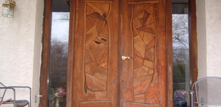 Двухстворчатая входная дверь «под старину» для частного дома 