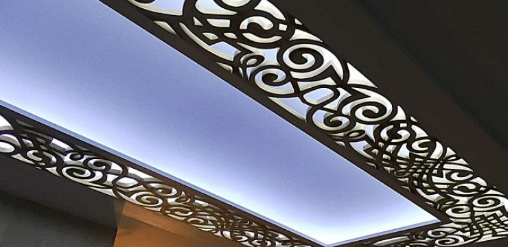 Потолок, декорированный светильником, в ажурном оформлении