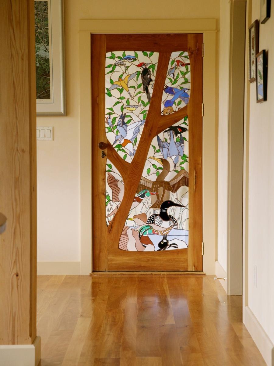 Межкомнатные двери для дома с витражным стеклом 