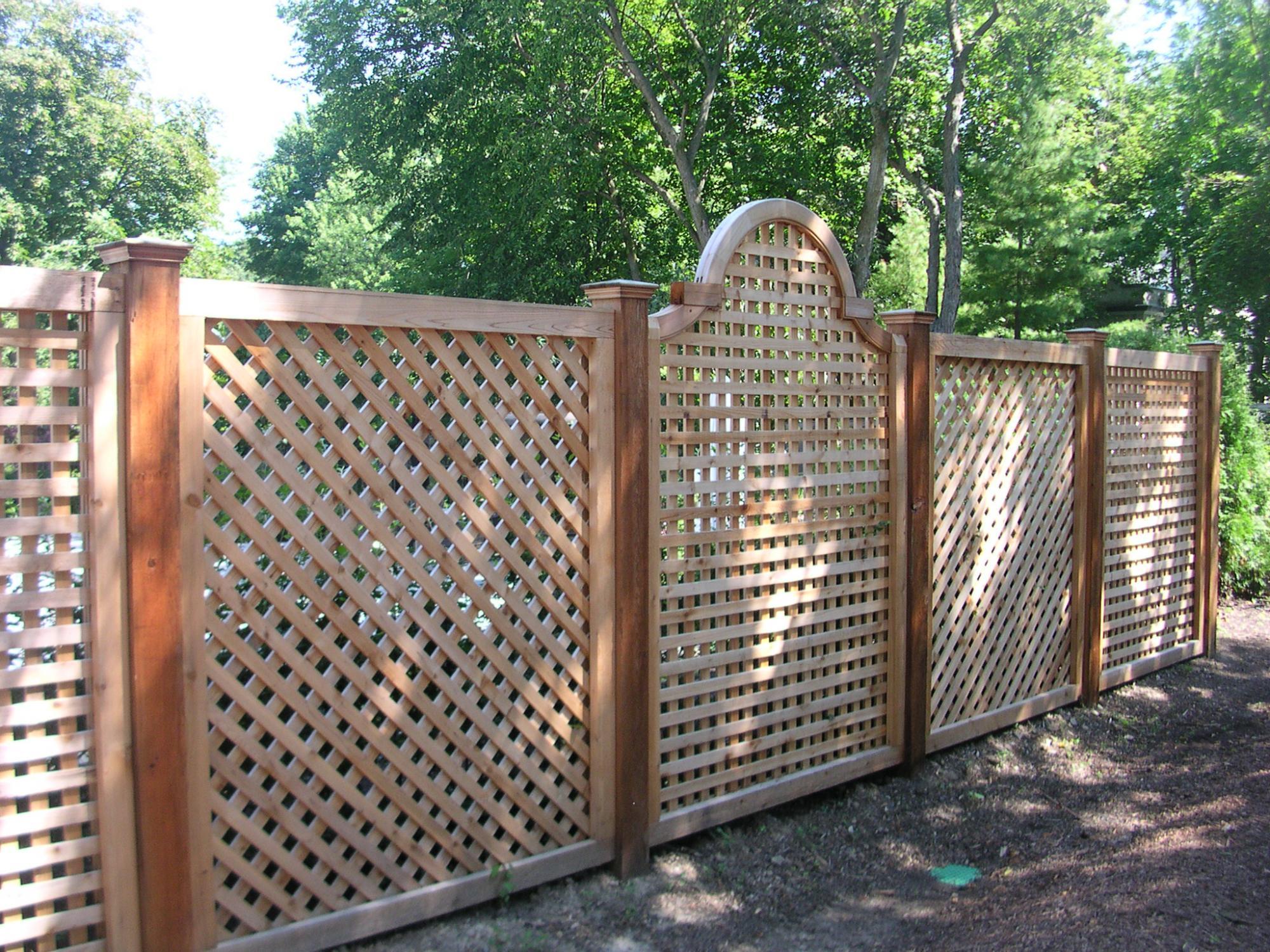 Оригинальный решетчатый забор из дерева 