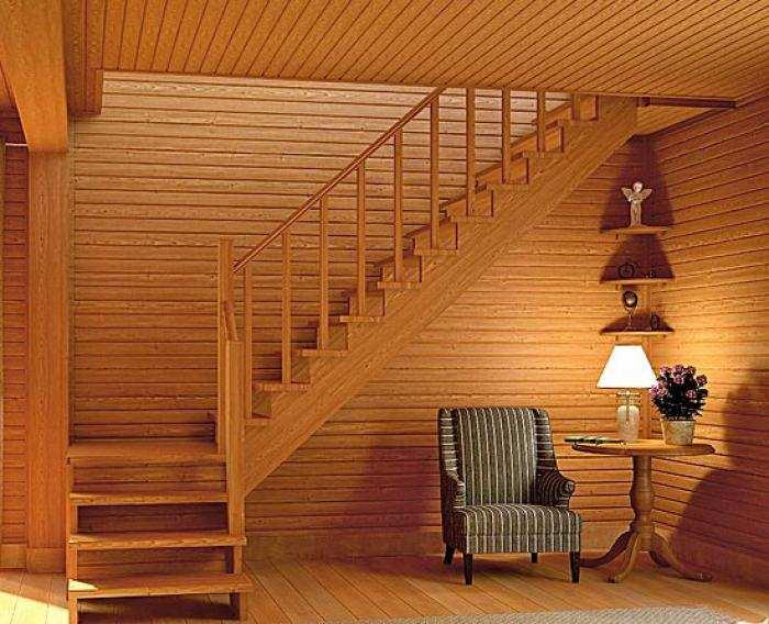 Уютная деревянная лестница для загородного дома 