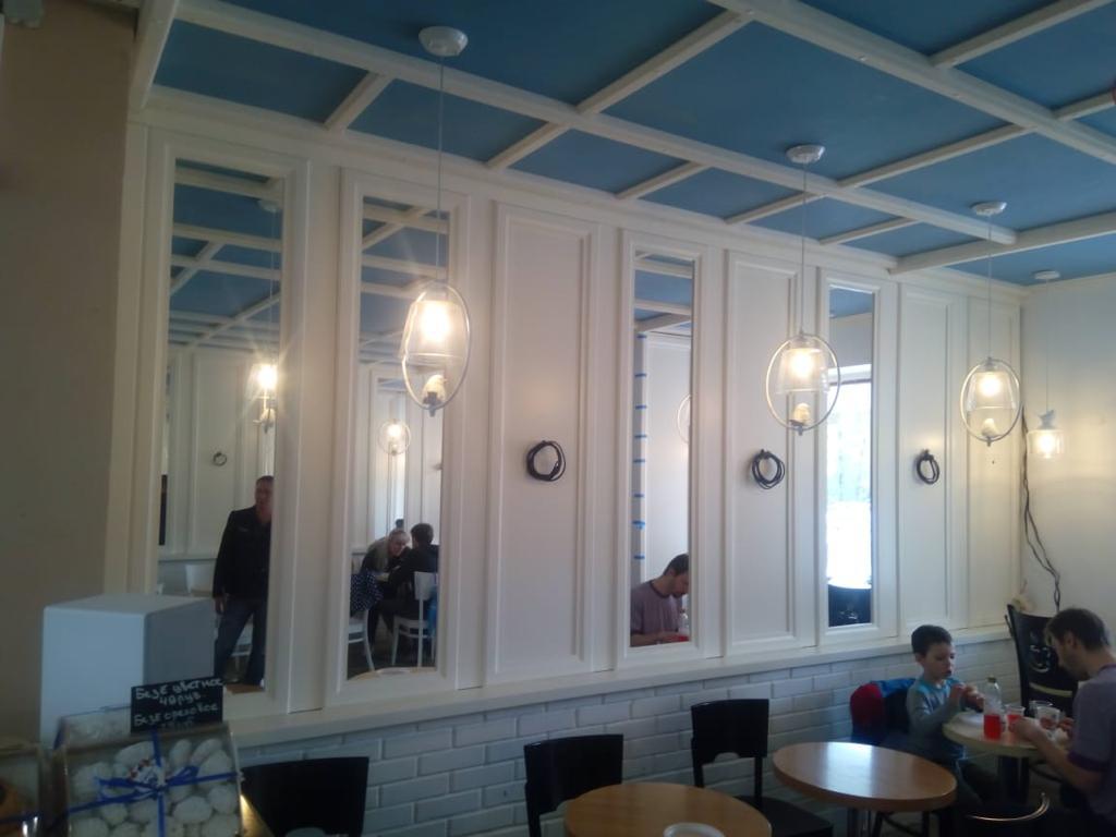 Стеновые панели с зеркалом для оформления интерьера кафе 
