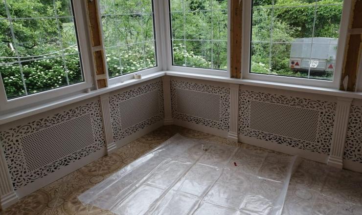 Декоративные экраны на батареи отопления веранды дома