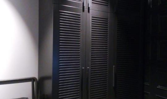 Шкаф с декоративным фасадом трехстворчатый